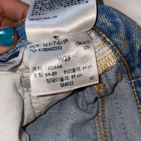 Levi destroyed cut off Jean shorts - Picture 4 of 6